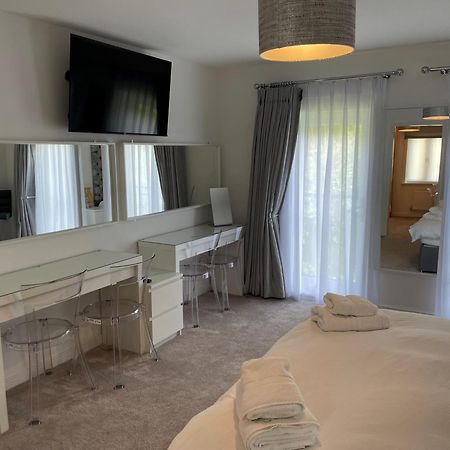 Pencoed House Estate Guest House Кардиф Екстериор снимка