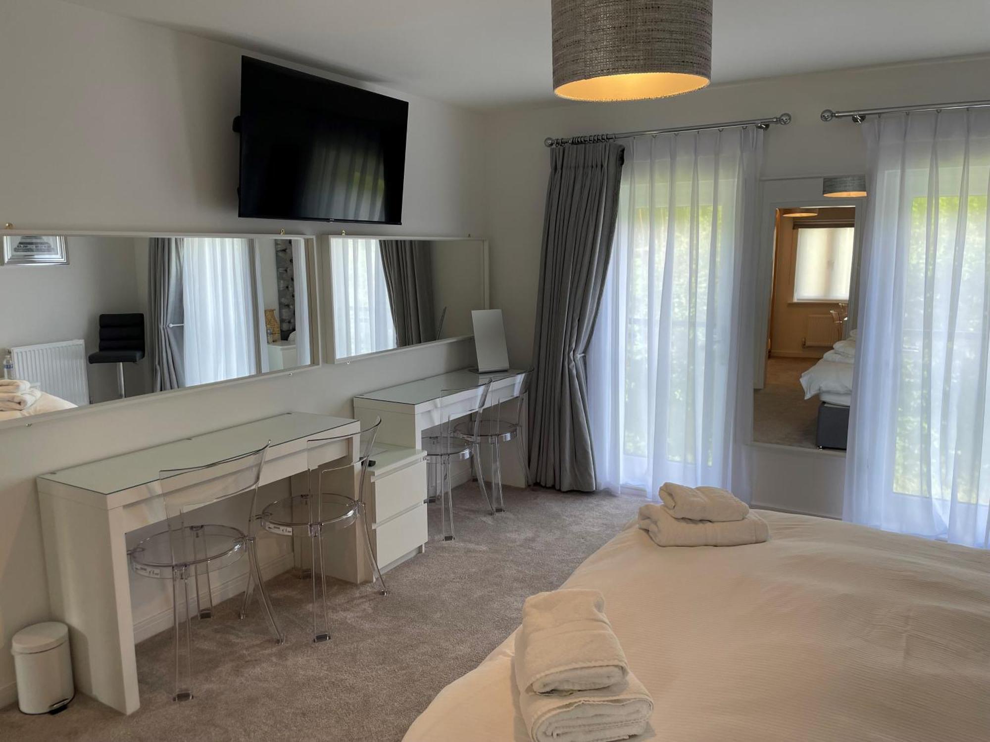 Pencoed House Estate Guest House Кардиф Екстериор снимка