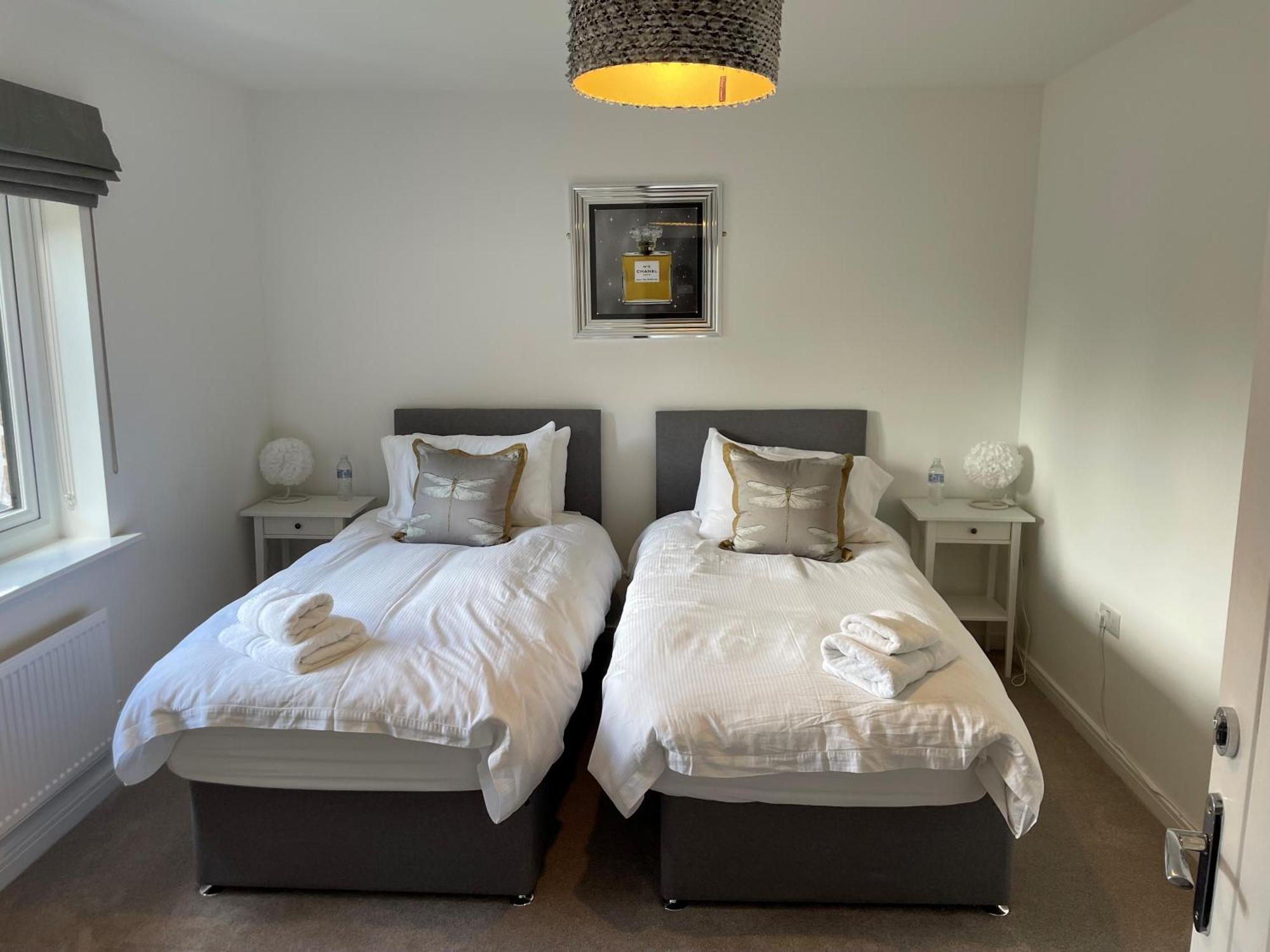 Pencoed House Estate Guest House Кардиф Екстериор снимка