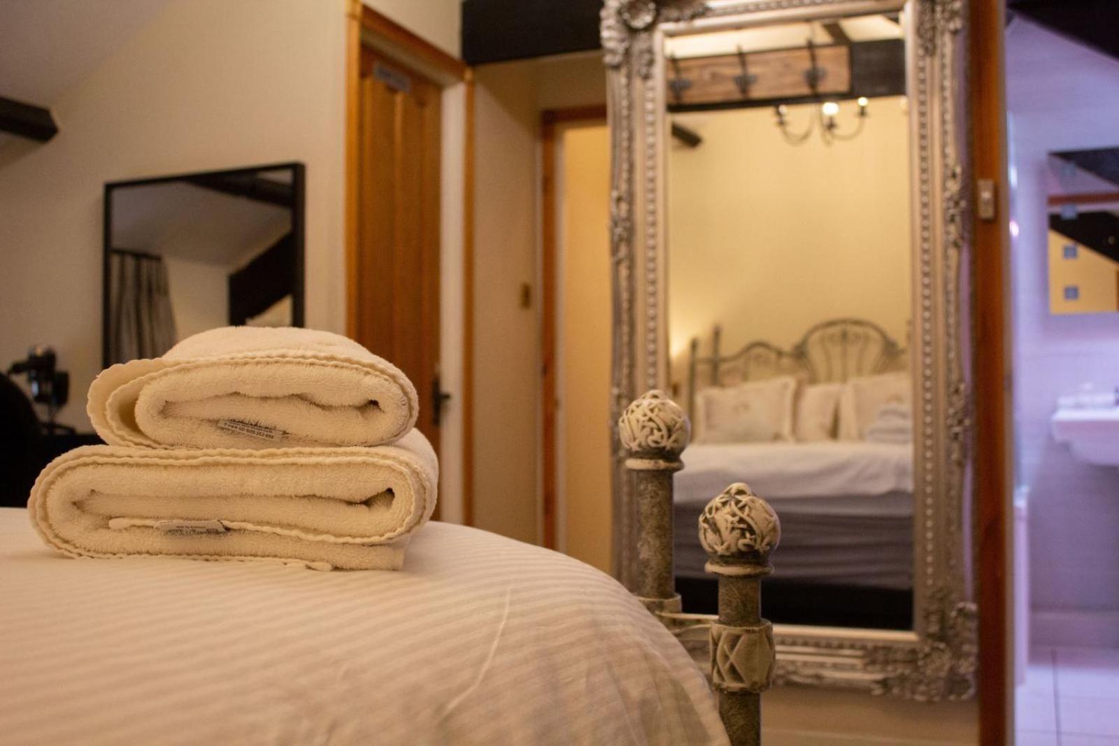 Pencoed House Estate Guest House Кардиф Екстериор снимка