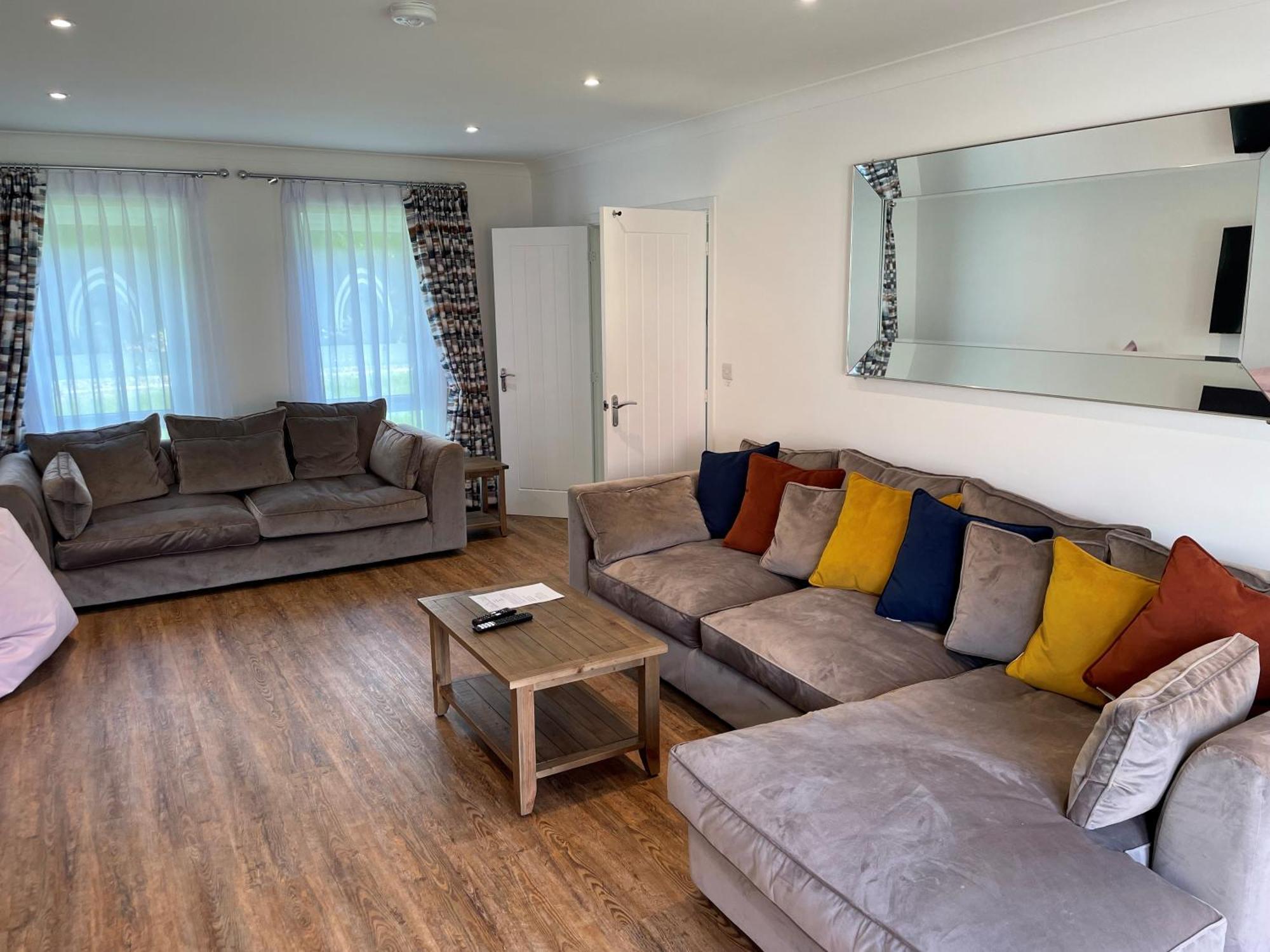 Pencoed House Estate Guest House Кардиф Екстериор снимка