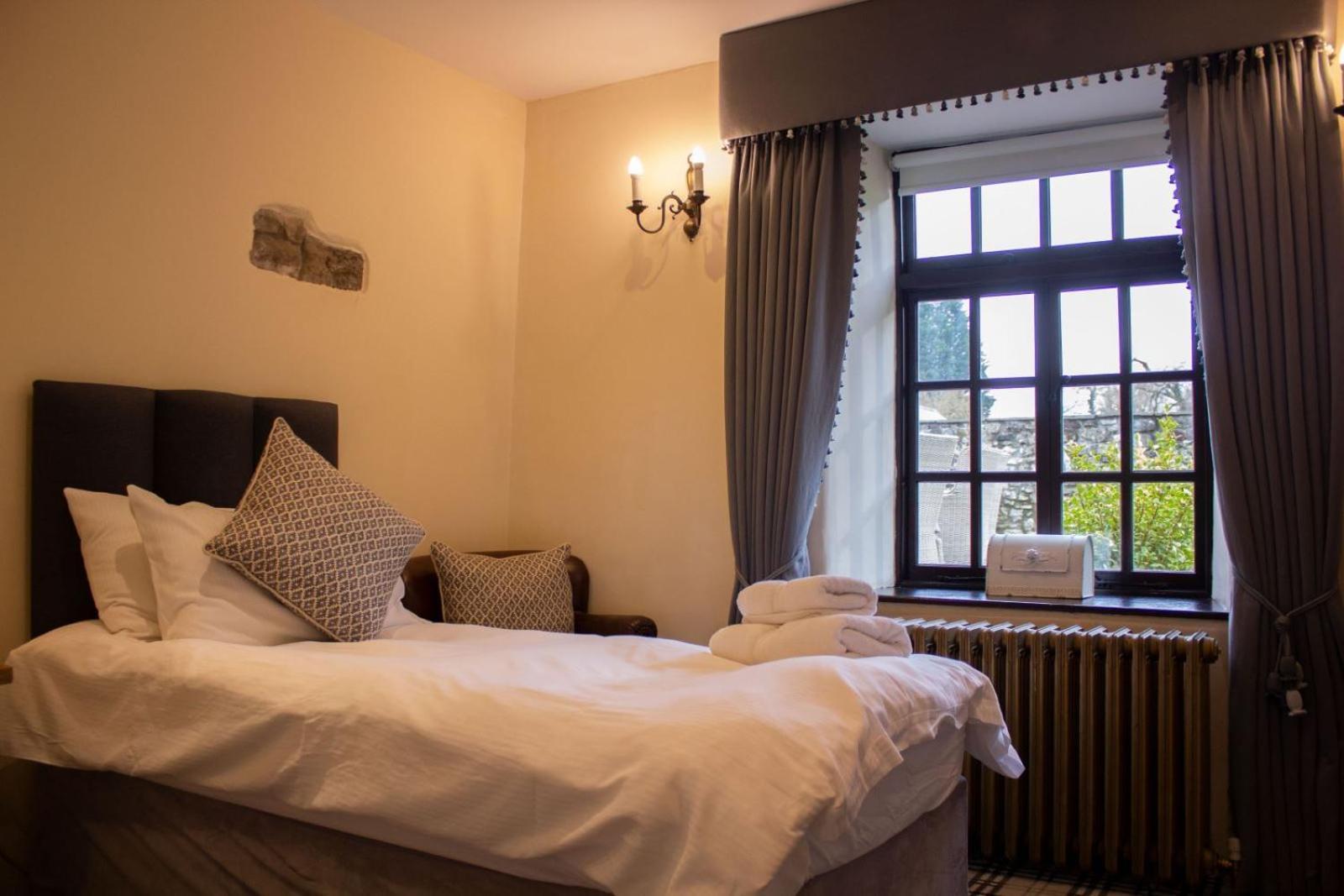 Pencoed House Estate Guest House Кардиф Екстериор снимка