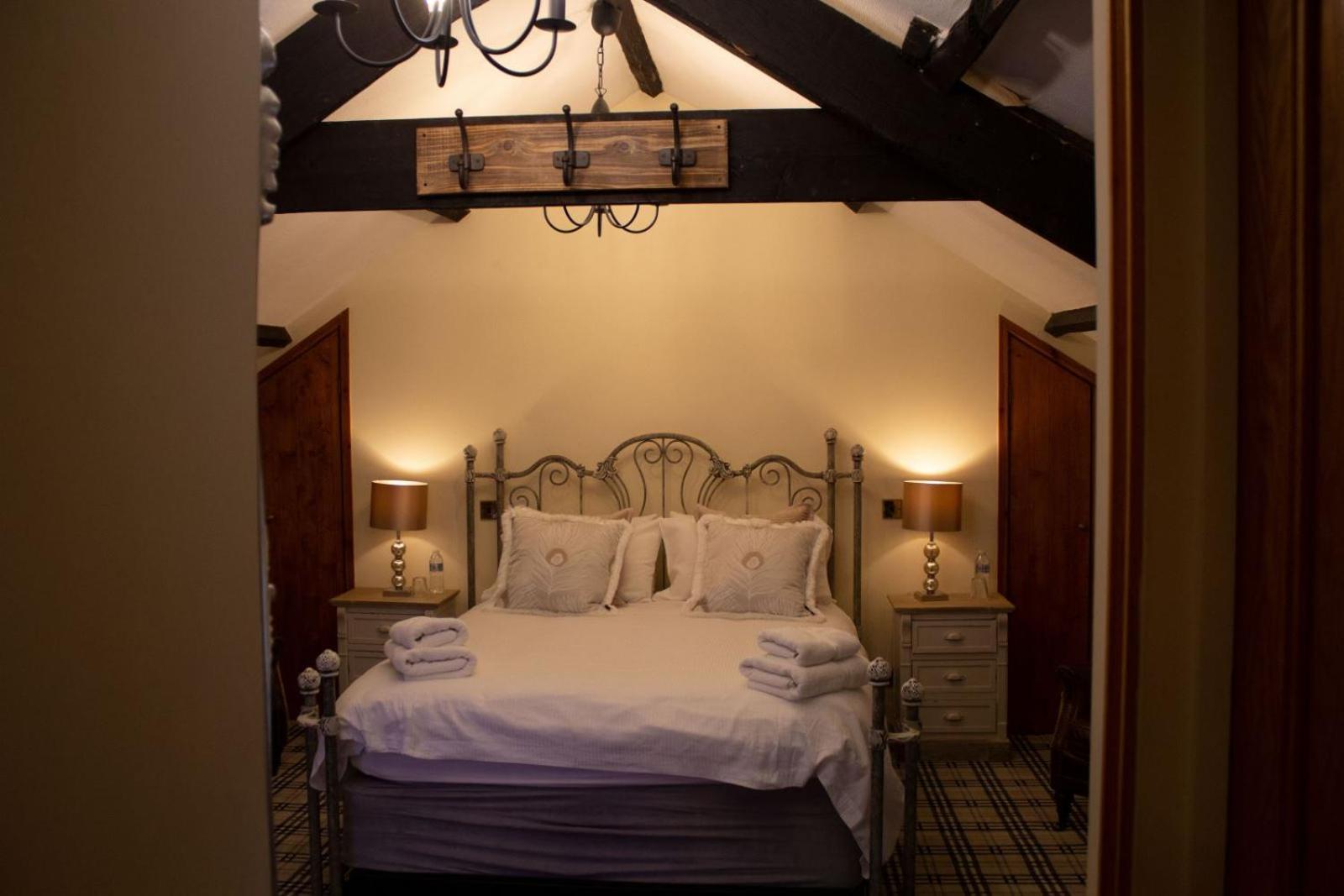 Pencoed House Estate Guest House Кардиф Екстериор снимка