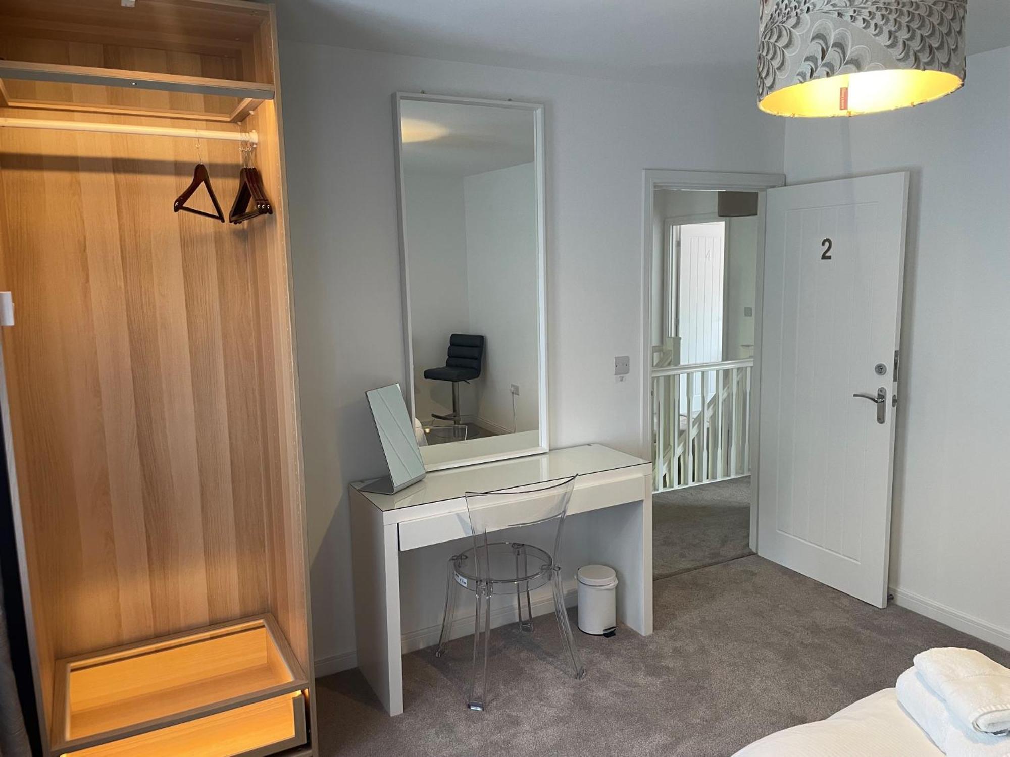 Pencoed House Estate Guest House Кардиф Екстериор снимка