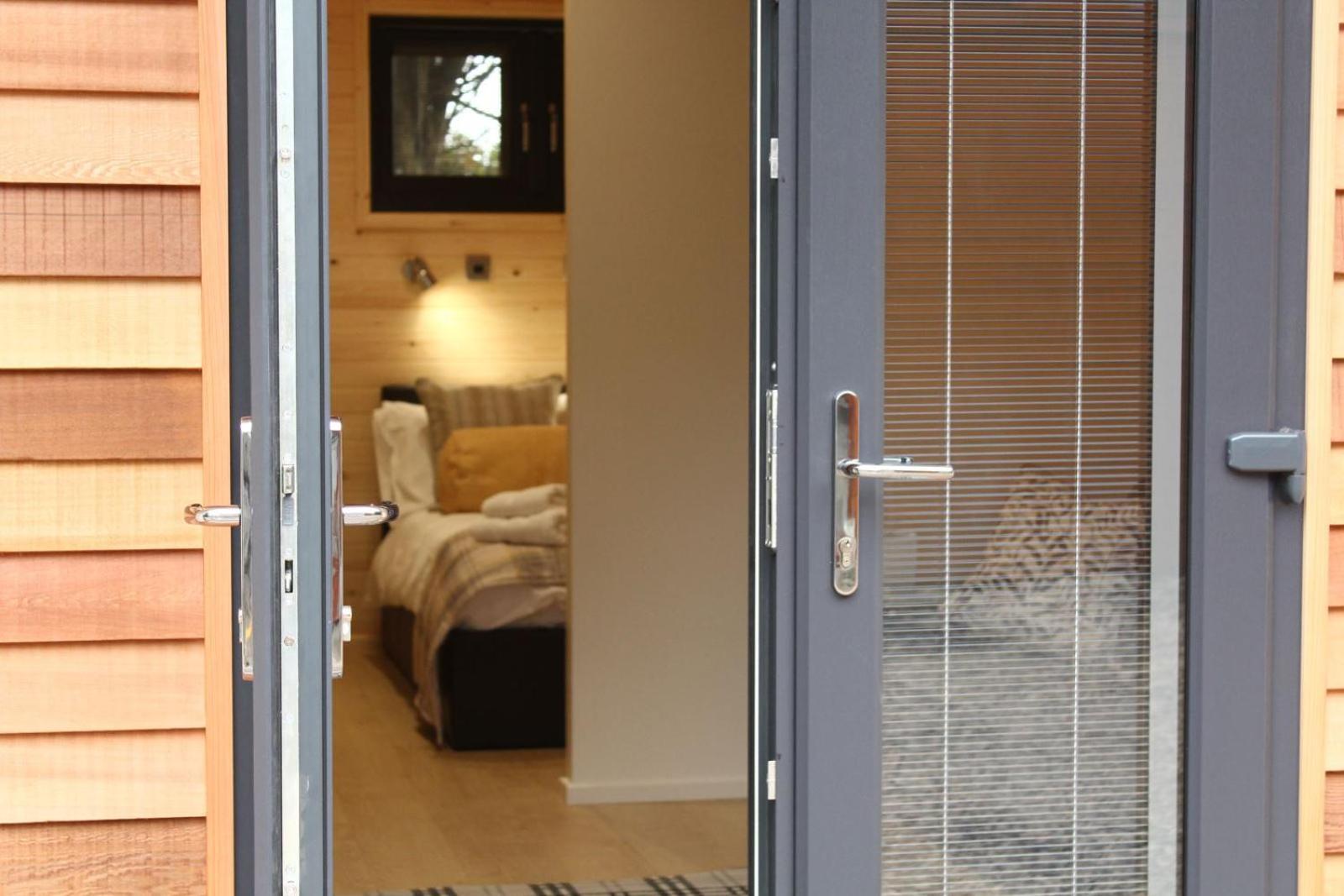 Pencoed House Estate Guest House Кардиф Екстериор снимка
