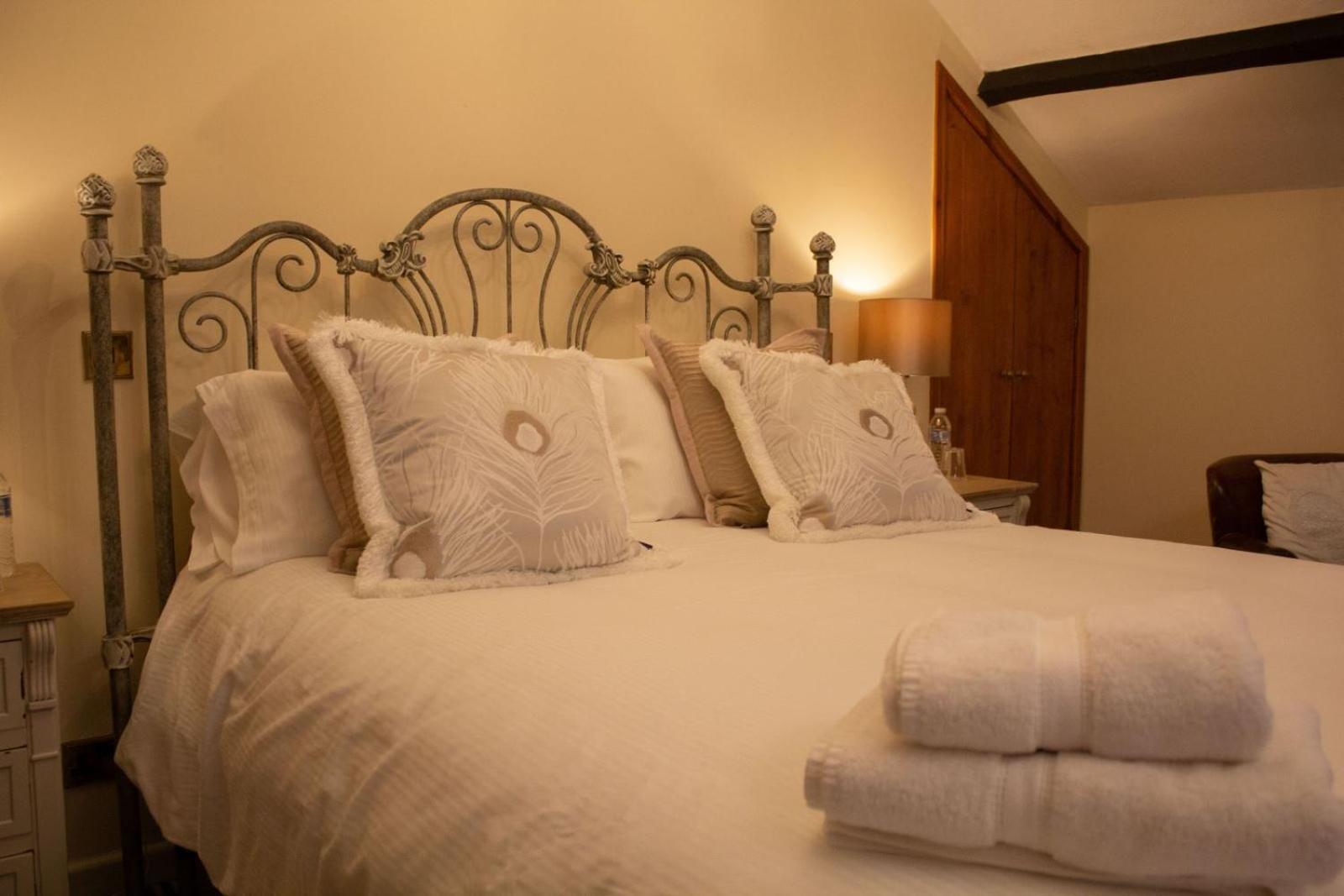 Pencoed House Estate Guest House Кардиф Екстериор снимка