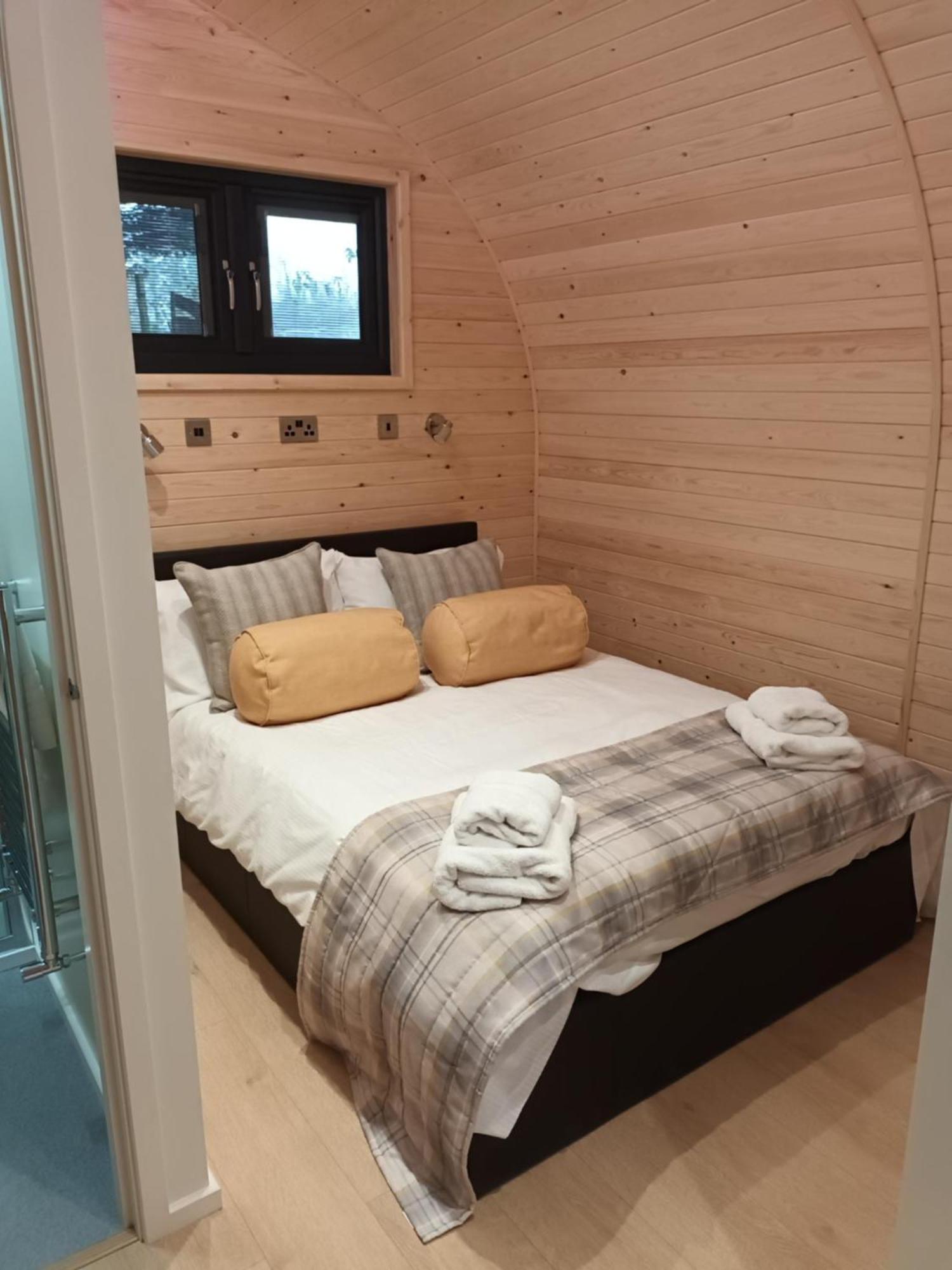Pencoed House Estate Guest House Кардиф Екстериор снимка