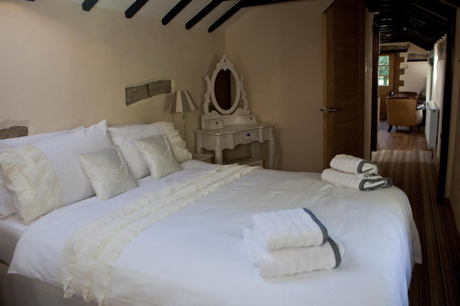 Pencoed House Estate Guest House Кардиф Екстериор снимка