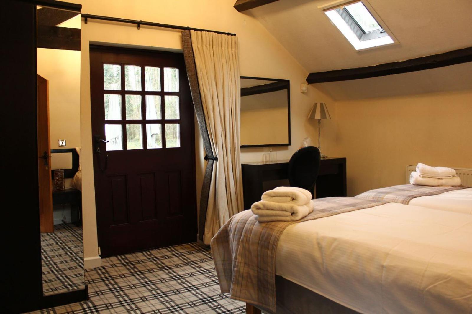 Pencoed House Estate Guest House Кардиф Екстериор снимка