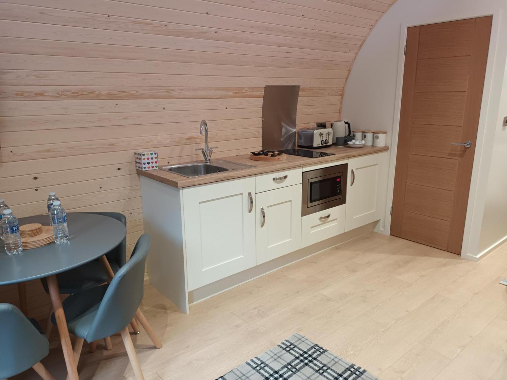 Pencoed House Estate Guest House Кардиф Екстериор снимка