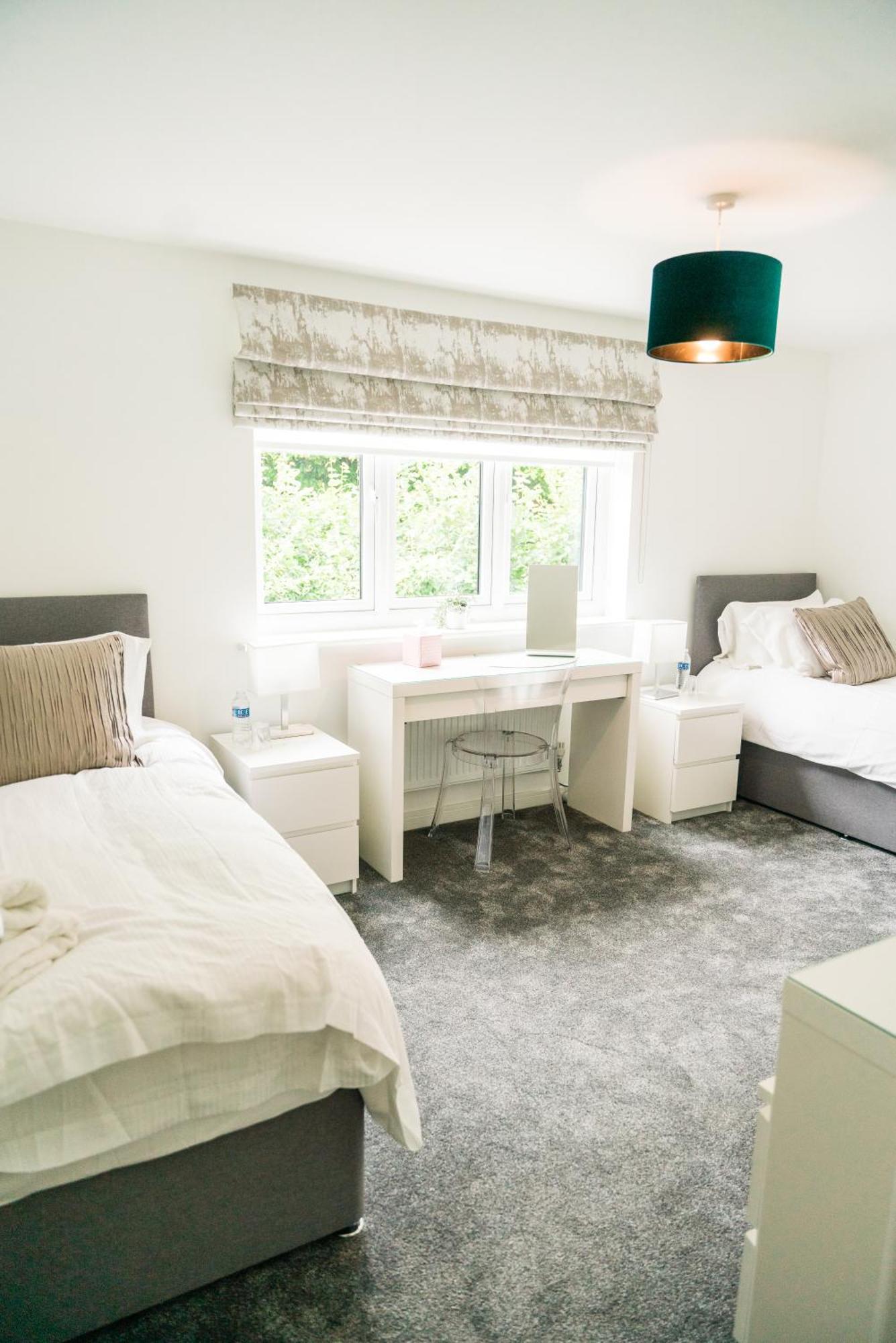 Pencoed House Estate Guest House Кардиф Екстериор снимка