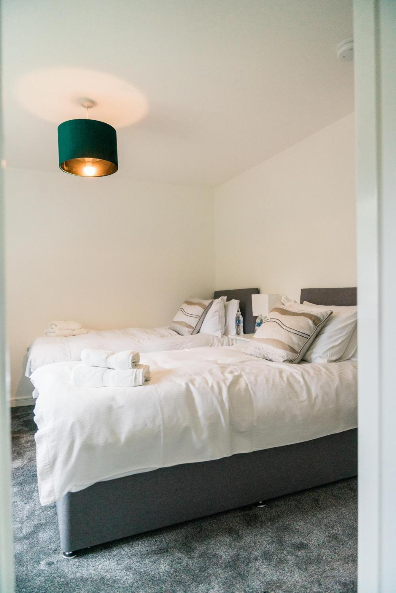 Pencoed House Estate Guest House Кардиф Екстериор снимка