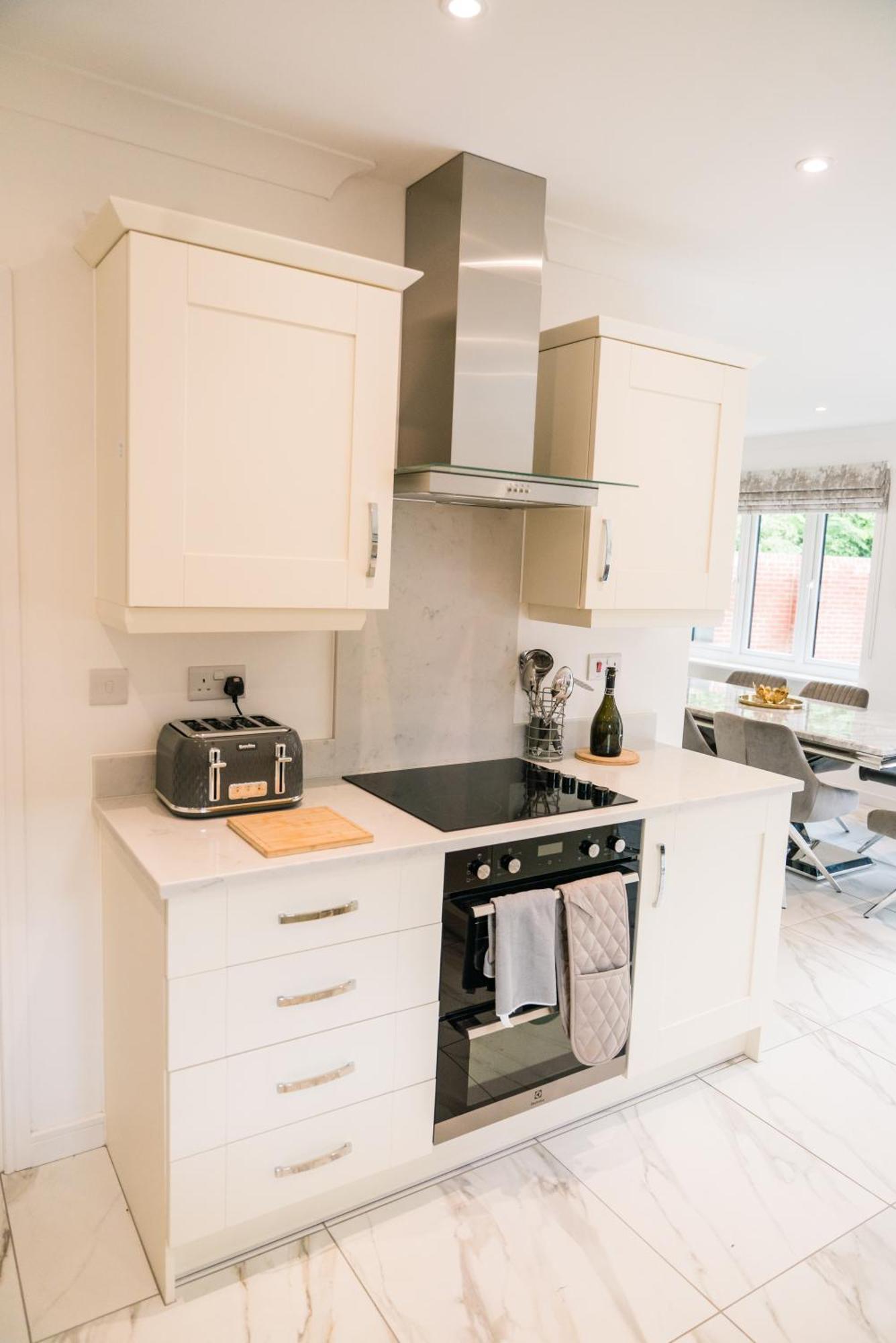 Pencoed House Estate Guest House Кардиф Екстериор снимка