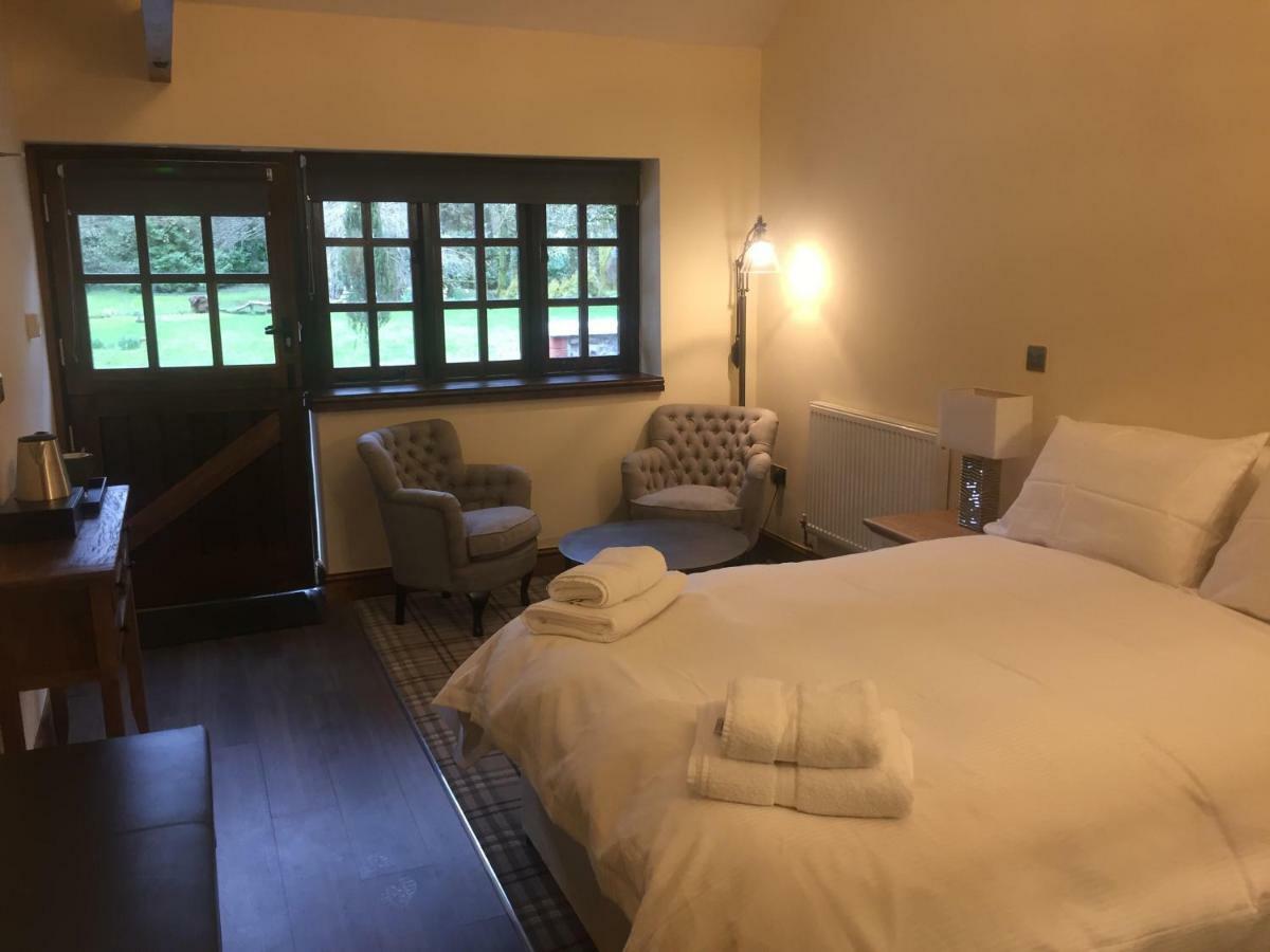 Pencoed House Estate Guest House Кардиф Екстериор снимка