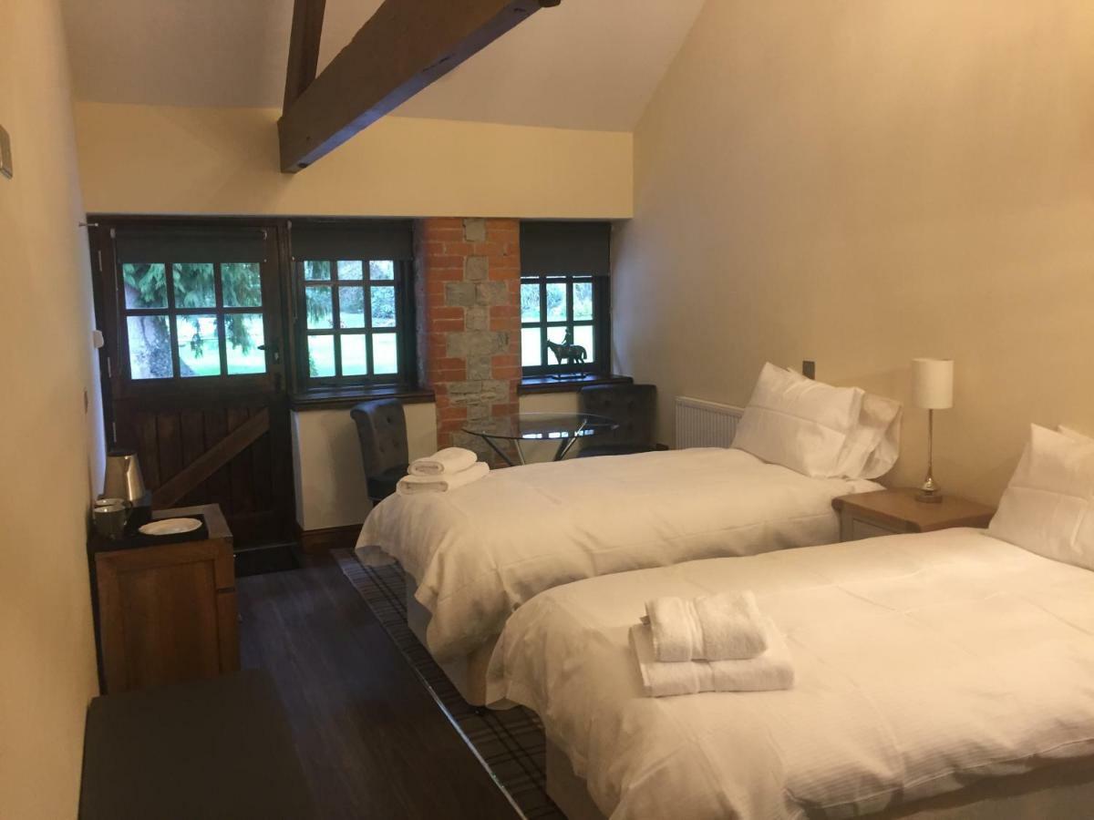 Pencoed House Estate Guest House Кардиф Екстериор снимка