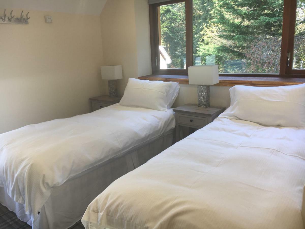 Pencoed House Estate Guest House Кардиф Екстериор снимка