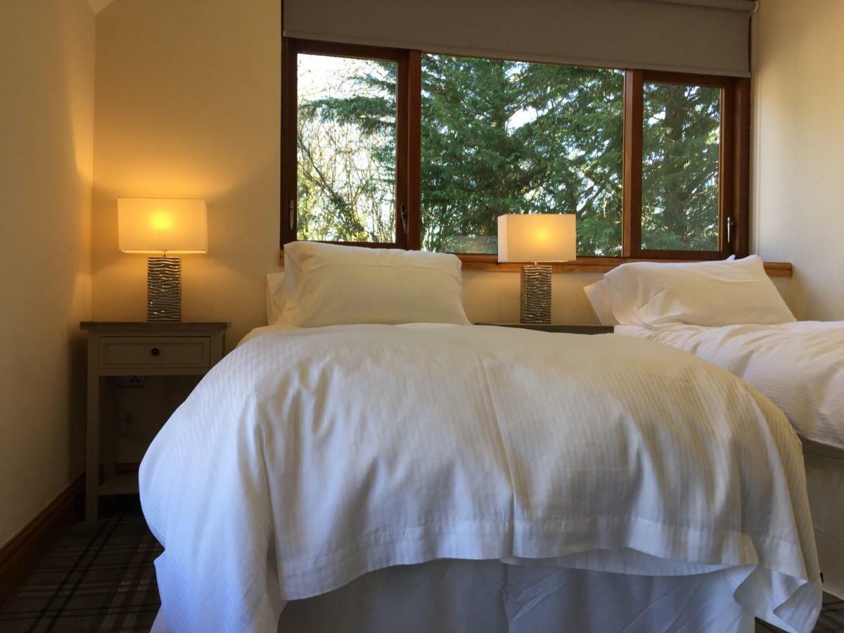 Pencoed House Estate Guest House Кардиф Екстериор снимка