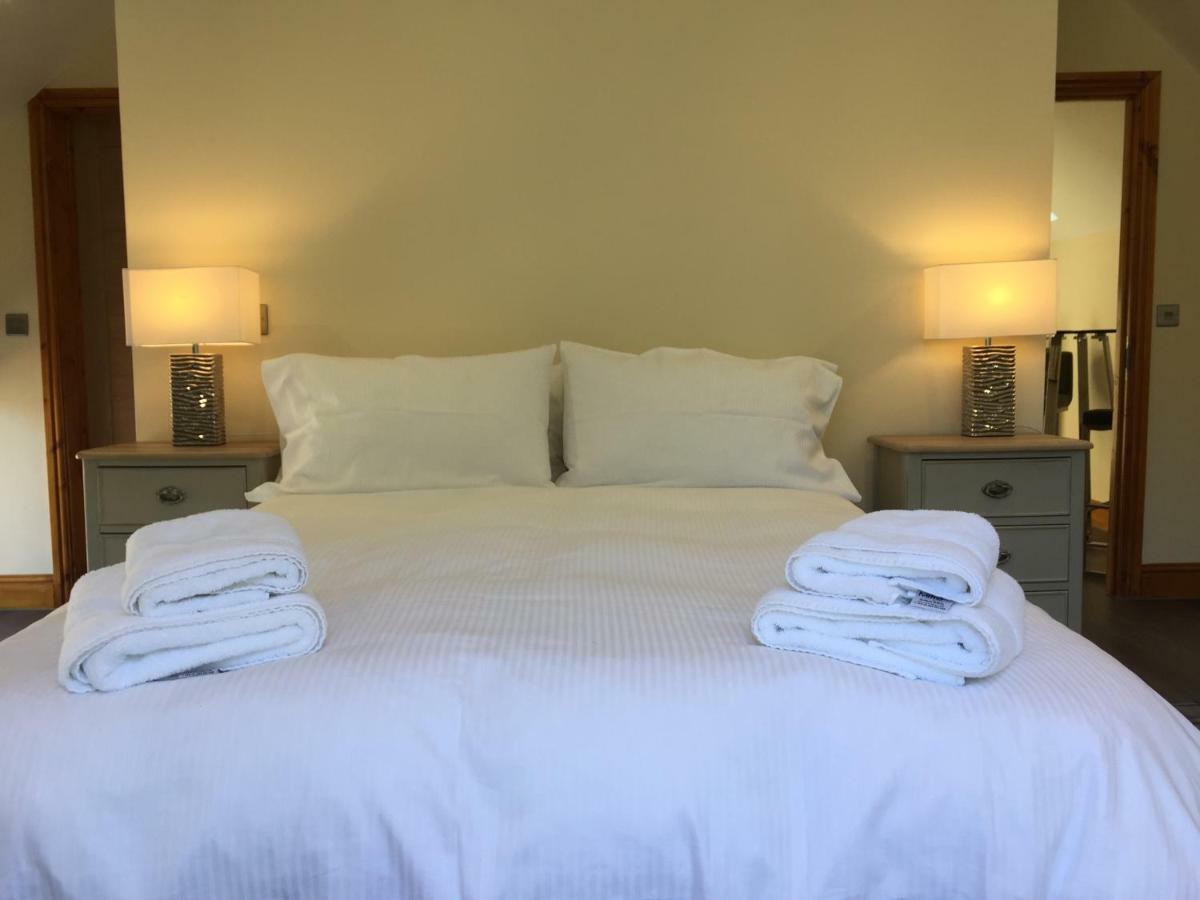 Pencoed House Estate Guest House Кардиф Екстериор снимка